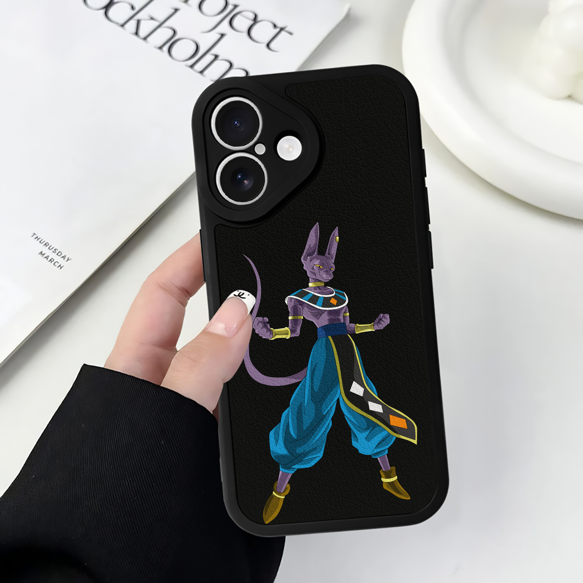 （画像用） ドラゴンボール ビルス 破壊神ビルス DRAGON BALL Beerus Birusu 【iPhone 16シリーズ対応】シリコンスマホケース（レザー調） 材質：シリコン